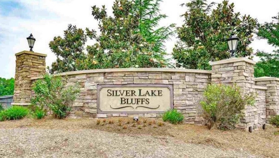Silver Lake Bluffs sign